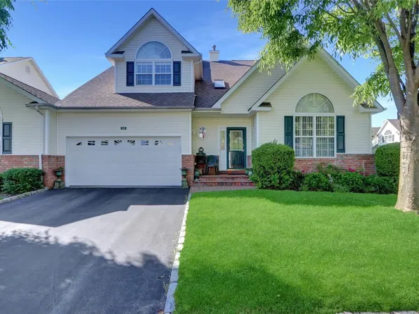 54 Constantine Way #54, Mount Sinai, NY 11766