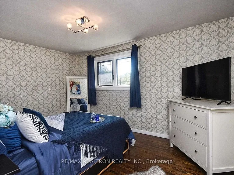 1 Sunderland Cres — Photo 17