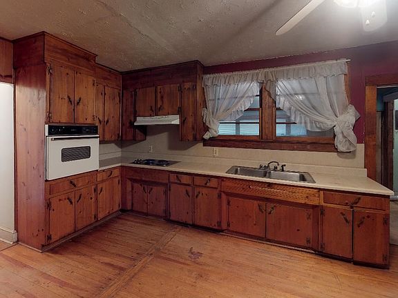 4th image of 442 Saint Andrews St