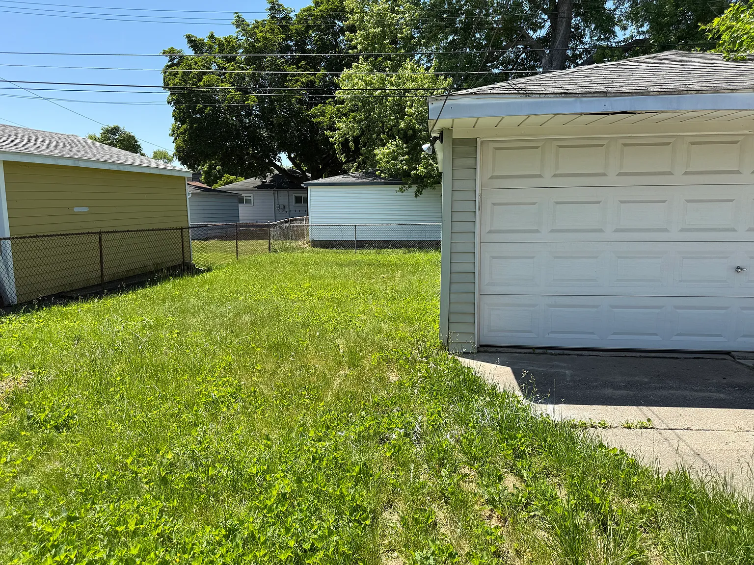 3 bed, 1000 sqft, $1,700 — Photo 2