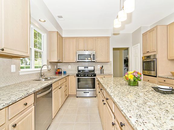 4th image of 7501 Oyster Bay Way