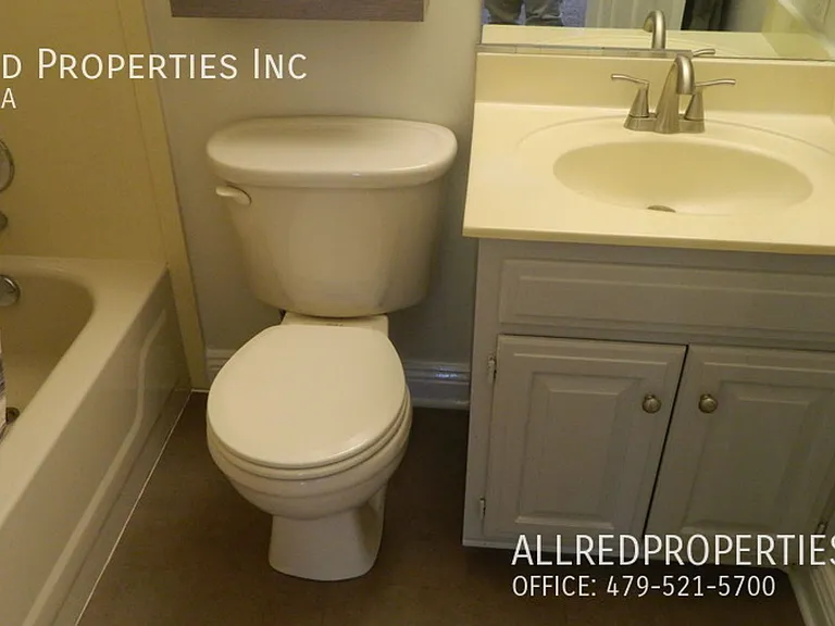 1823 W Berry St — Photo 7