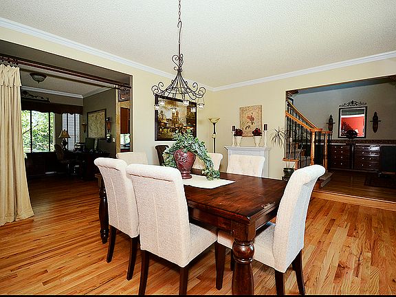 3rd image of 8950 Edgefield Dr