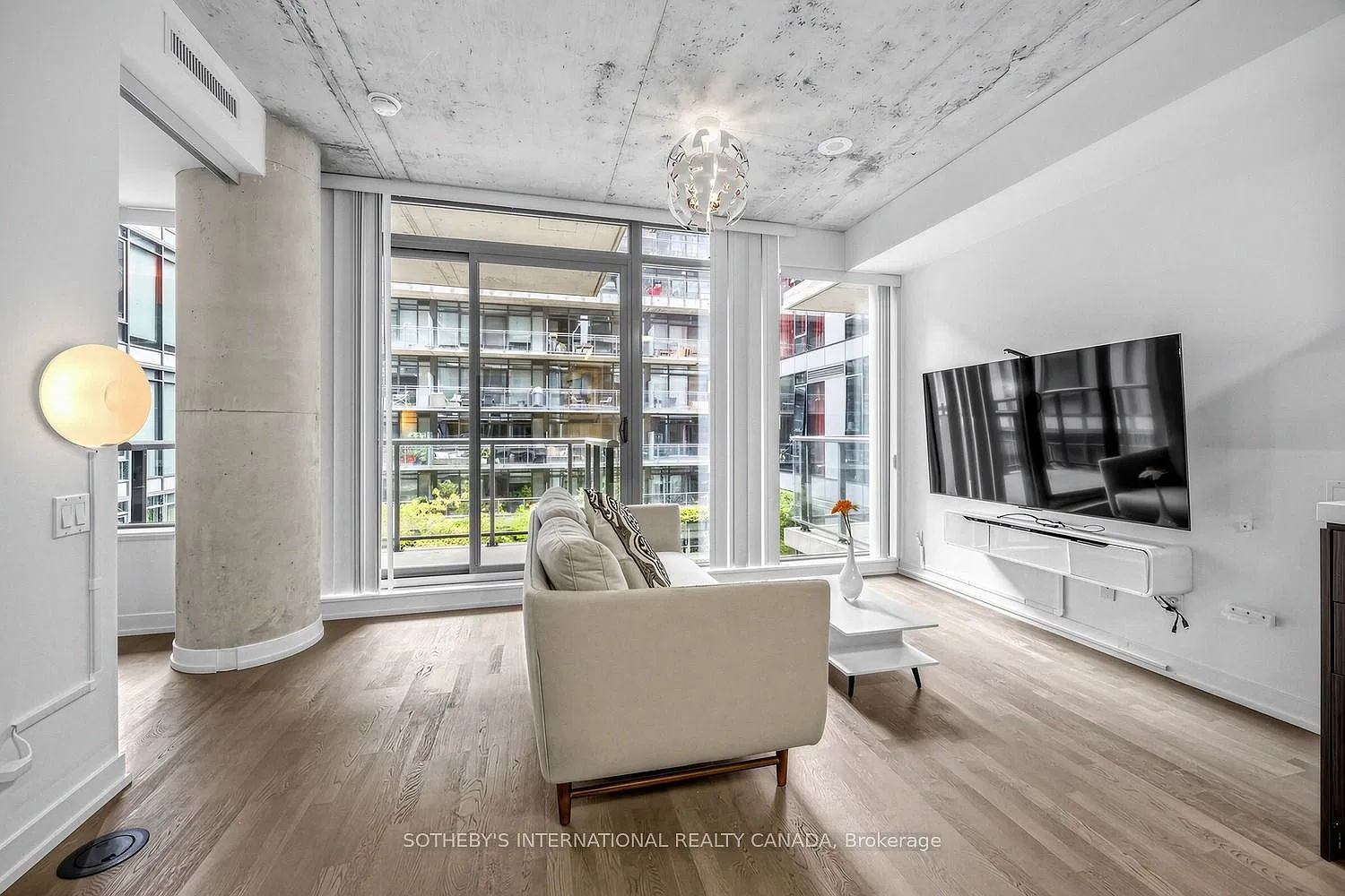 560 King St W — Photo 3