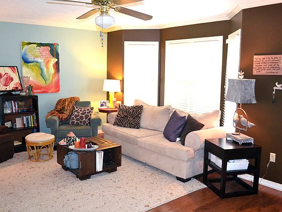 Bright den w/ bay windows