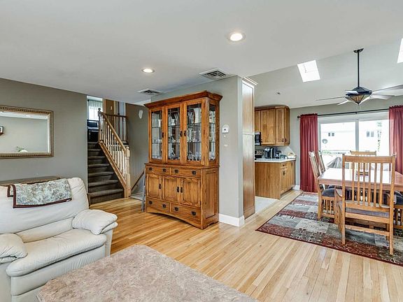 4th image of 133 Crestwood Blvd