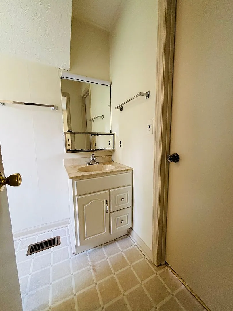 1095PH - 276 Jennelle Rd., - M — Photo 4