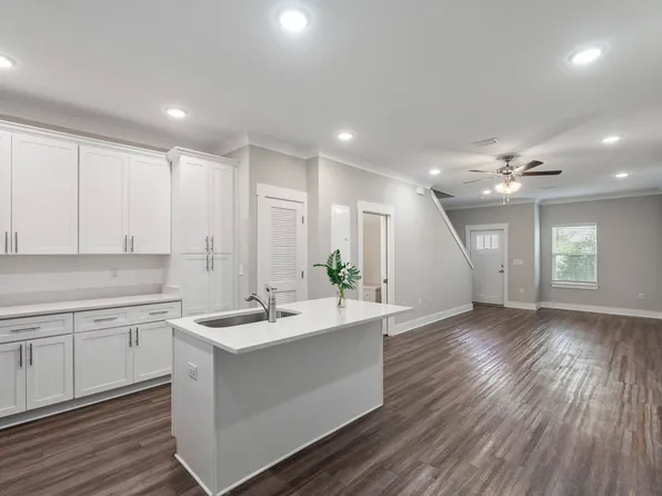 294 Date Palm Ln, Freeport, FL 32439