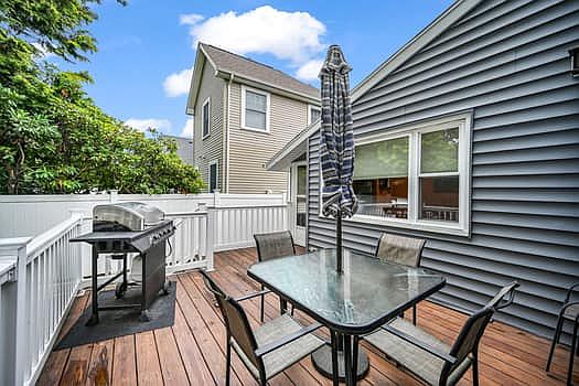 Use of Deck and yard -furniture and grill included