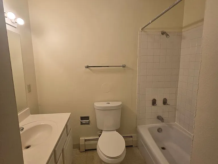 Mulford Park Apartments — Photo 18