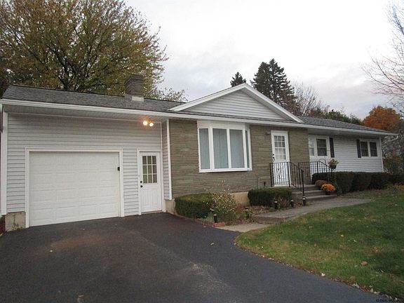 2nd image of 8 Edwin Dr