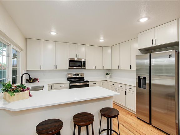 Kitchen_Breakfast Bar _11092021