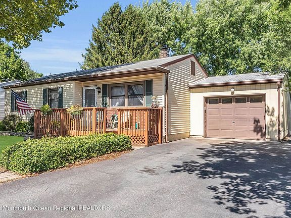 3rd image of 592 Karen Ln