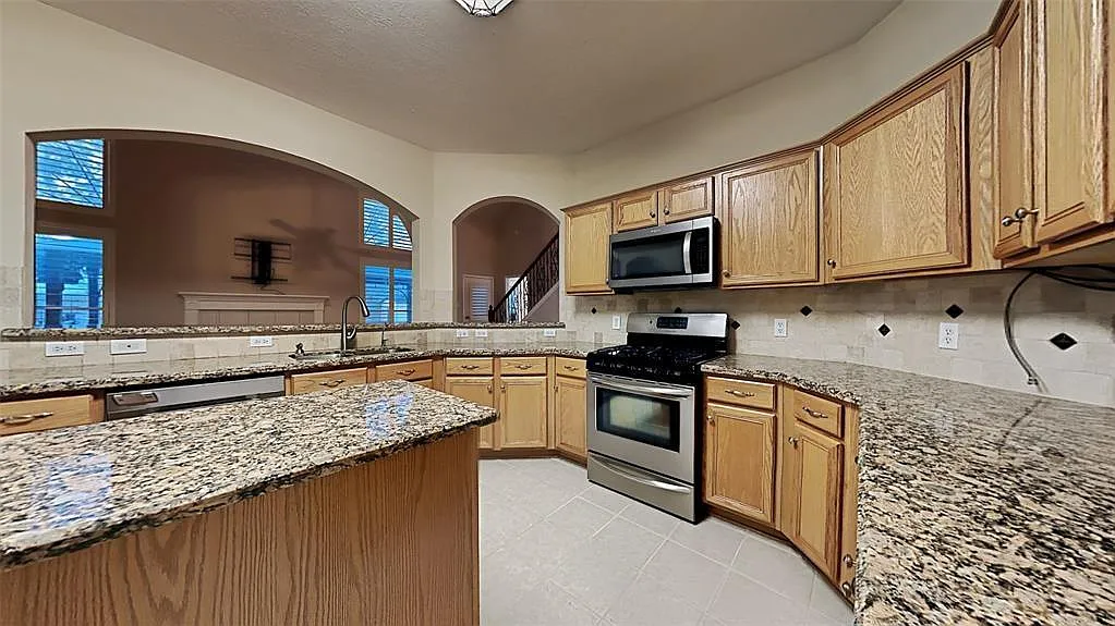 4 bed, 2.5 bath, 2467 sqft, $2,499 — Photo 4