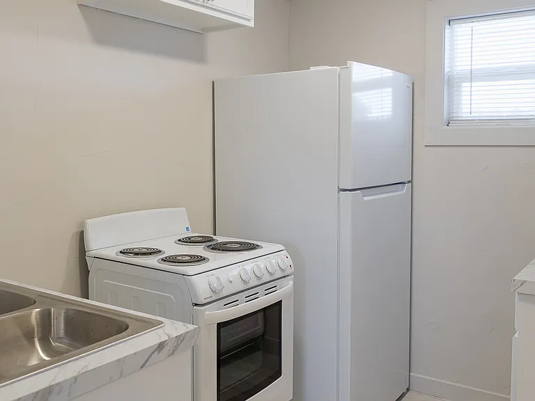 425 SE 2nd St #2 — Photo 6