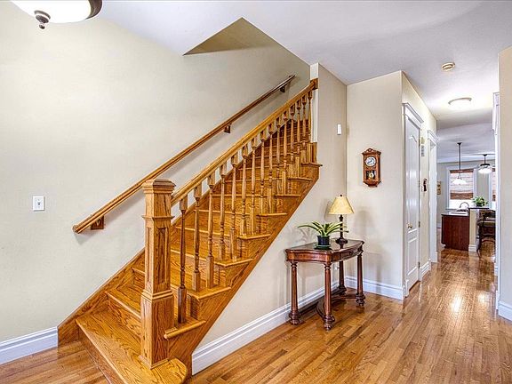 4th image of 4046 Blaine Ave