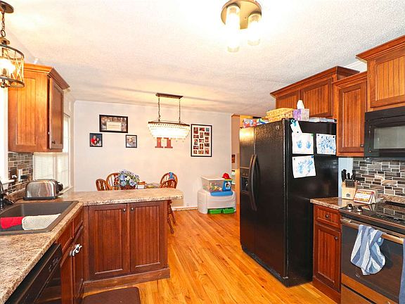3rd image of 102 Brooksdale Dr