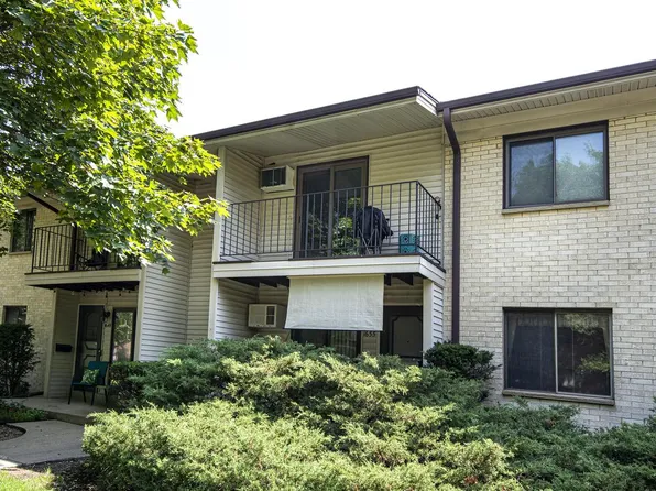 1651 South Coachlight DRIVE #D, New Berlin, WI 53151