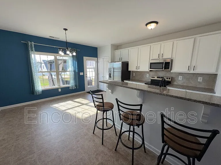 912 Custom Oak Ln — Photo 4