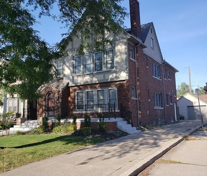 1652 Victoria Ave #UPPER — Photo 27