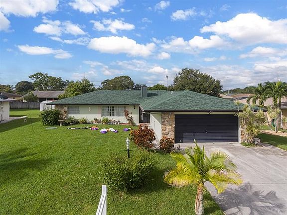 3rd image of 424 SE Skipper Ln