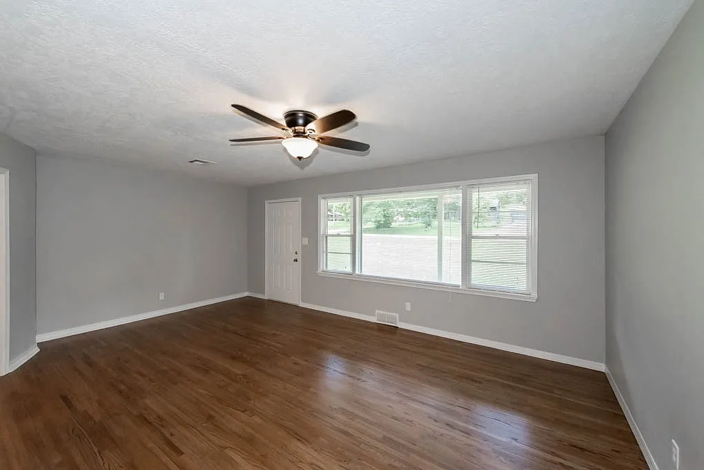 3 bed, 1.0 bath, 1568 sqft, $1,595 — Photo 2