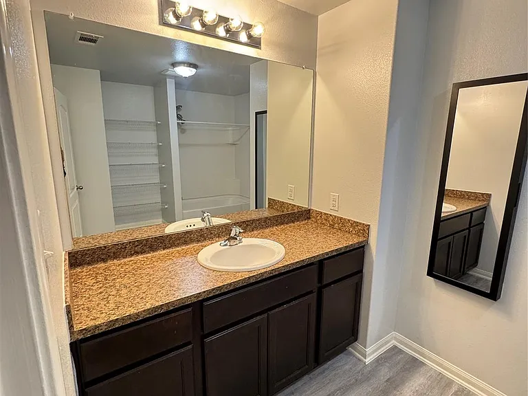 2050 Wilde Elm Dr — Photo 24