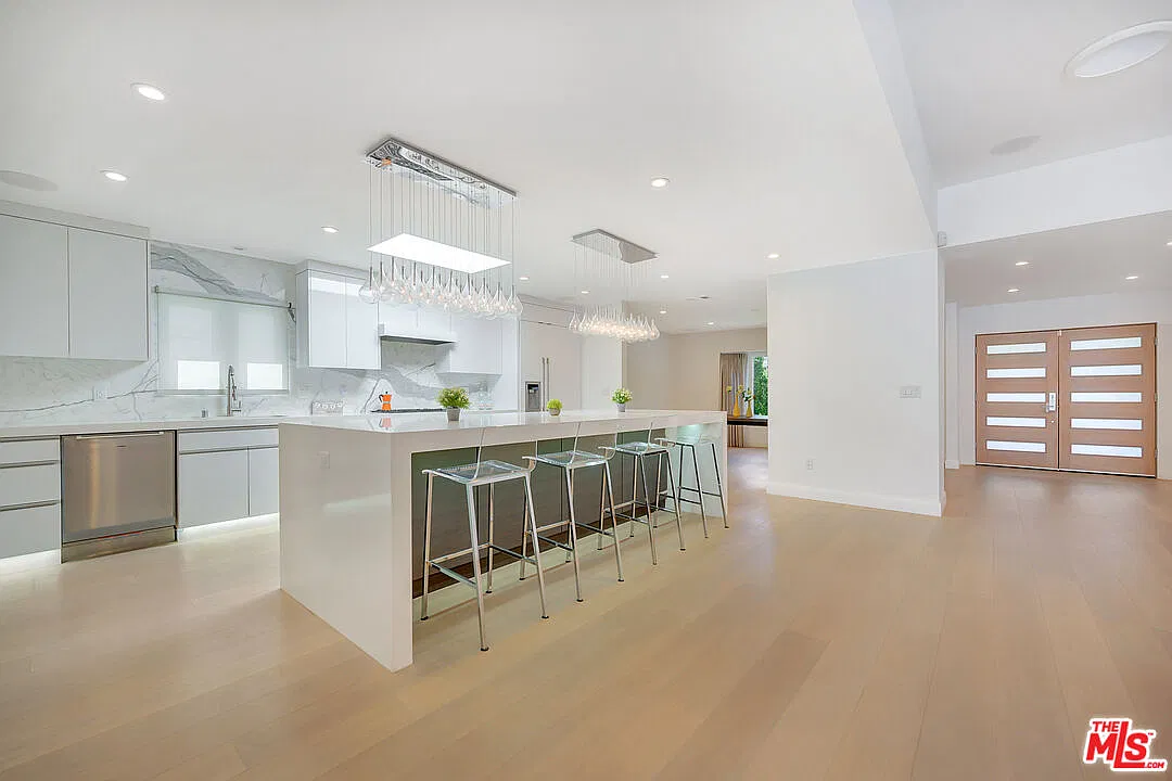 4 bed, 4.5 bath, 3200 sqft, $16,500 — Photo 1