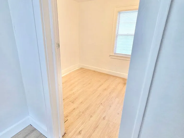829 43rd St — Photo 13