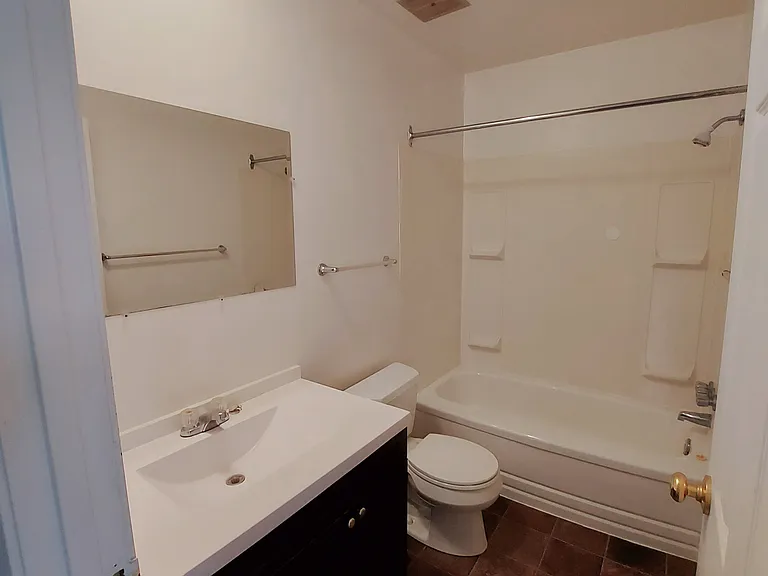 310 Clarence Ave S — Photo 9