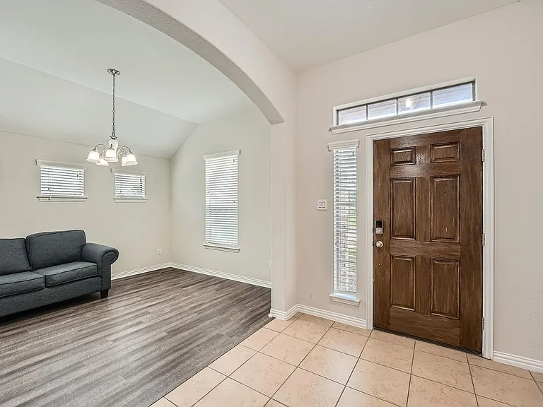 2416 Lynx Ct — Photo 2