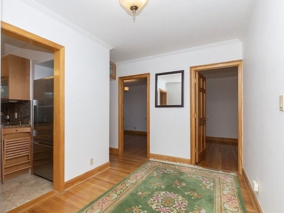 Entryway (kitchen to left, bedrooms on far wall, bathroom on far left, living/dining on right