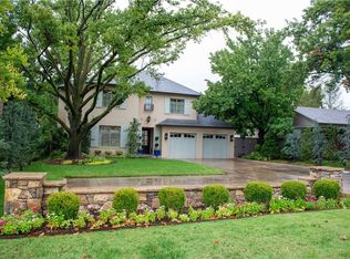 2009 Huntington Ave, Nichols Hills, OK 73116