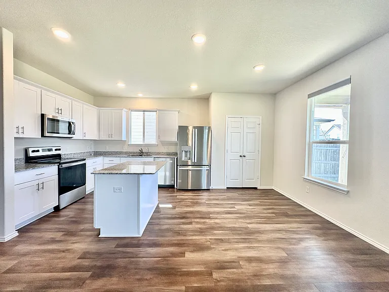 10235 Crossbuck — Photo 8