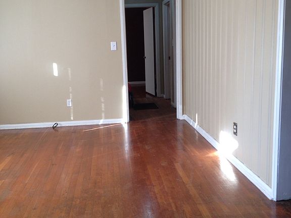 Living room w/ hardwood 