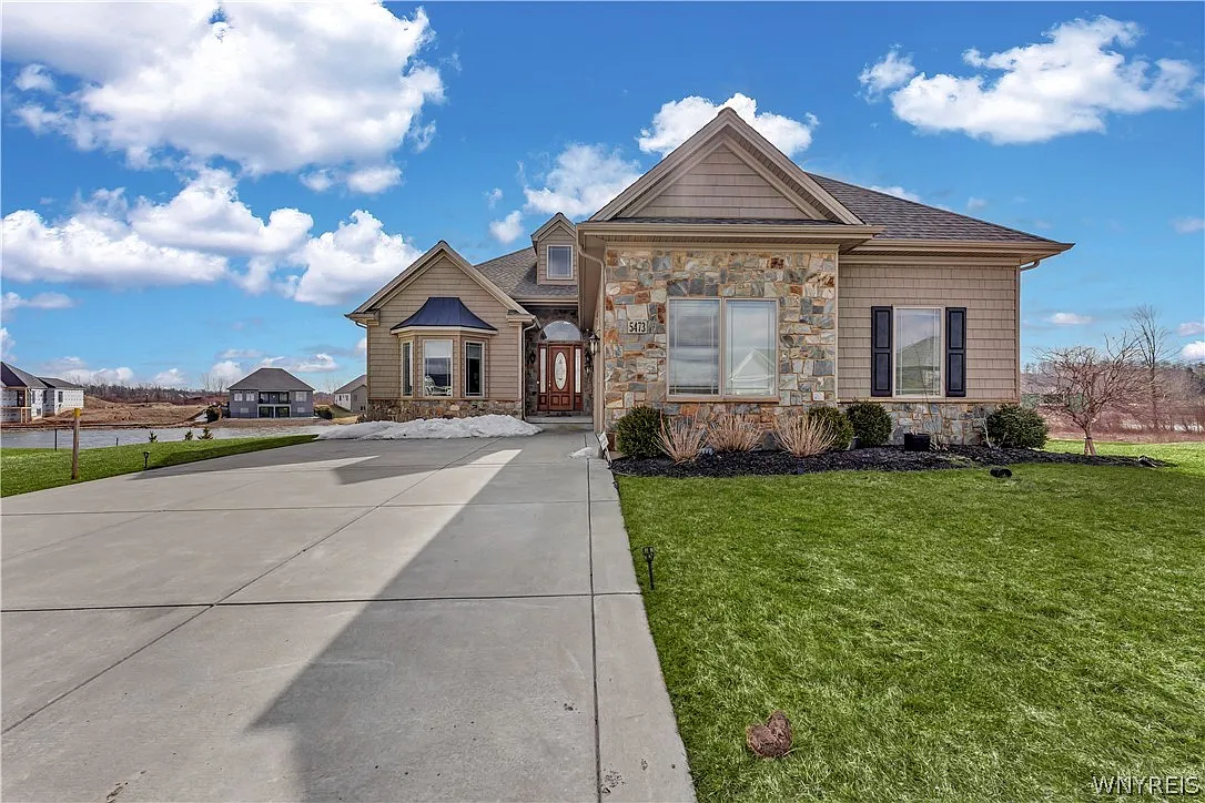 3 bed, 3.0 bath, 3208 sqft, $4,900 — Photo 1