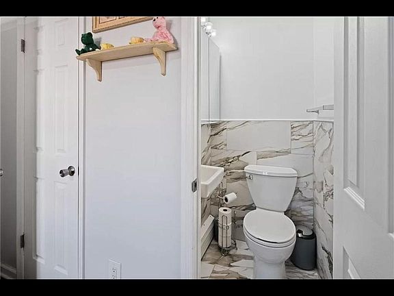 4th image of 2581 W 15th St APT 3