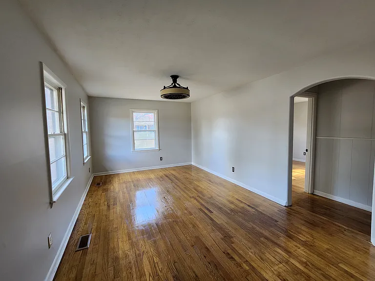 230 Vineland Dr — Photo 3