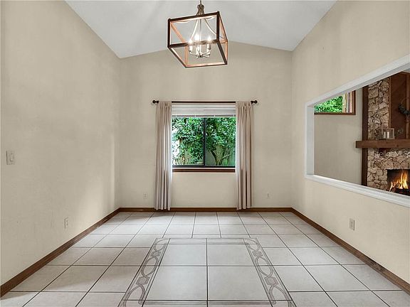 5th image of 62 Fernwood Trl