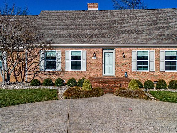 2nd image of 1104 Holly Ln