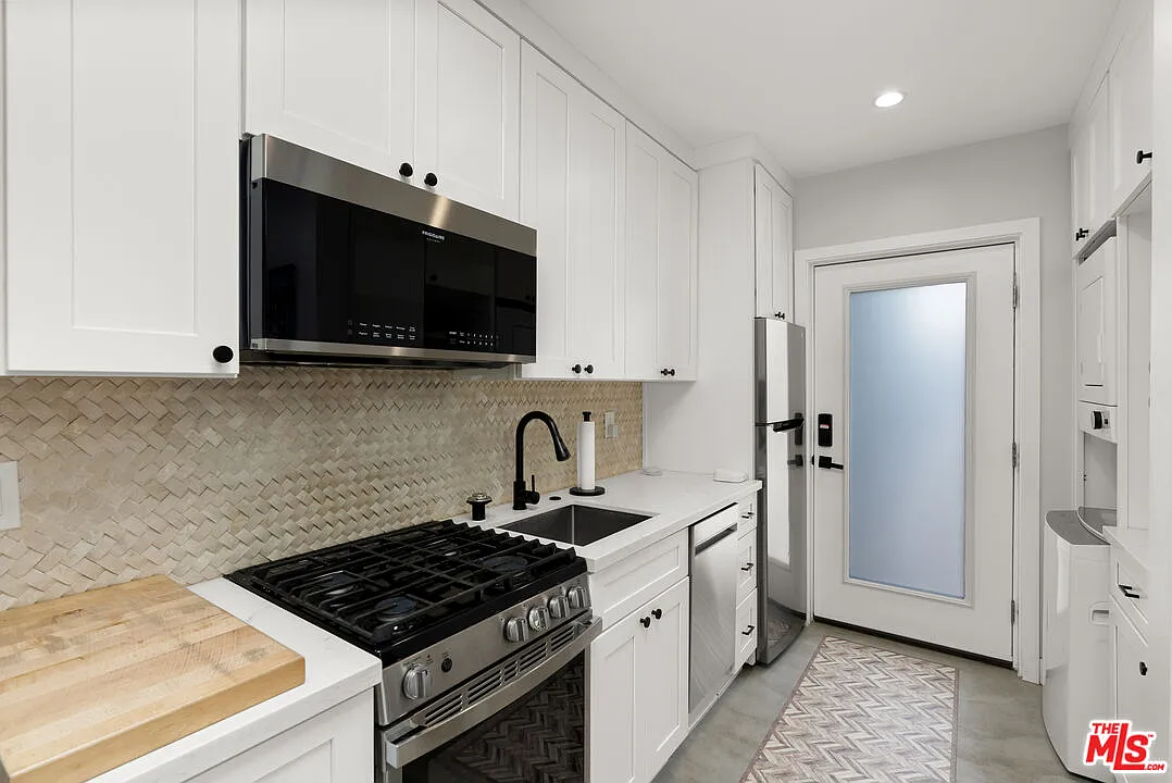 1 bed, 400 sqft, $2,400 — Photo 2