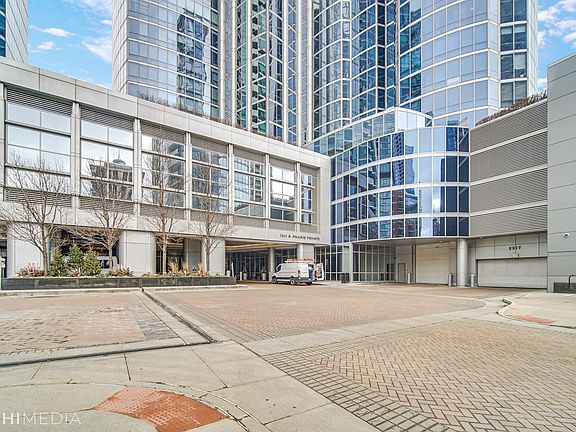 3rd image of 1211 S Prairie Ave APT 1204