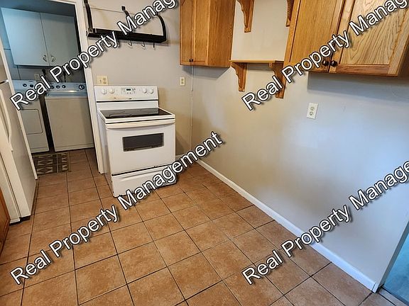 3rd image of 31 E 66th Pl