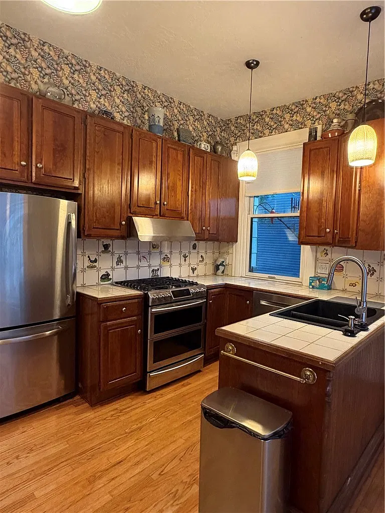 5 bed, 3.5 bath, 2615 sqft, $4,200 — Photo 3
