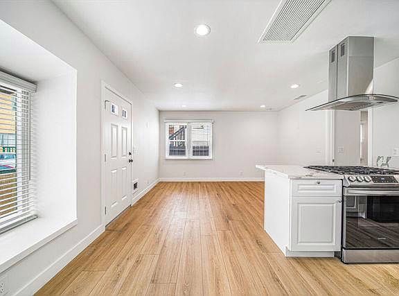 5th image of 110 Driftwood St #1