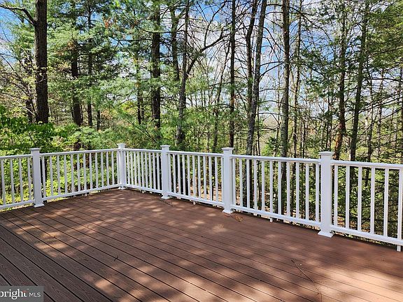 3rd image of 264 Chestnut Oak Ln