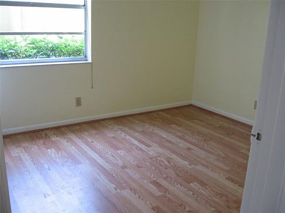 3rd image of 827 Twin Lakes Dr