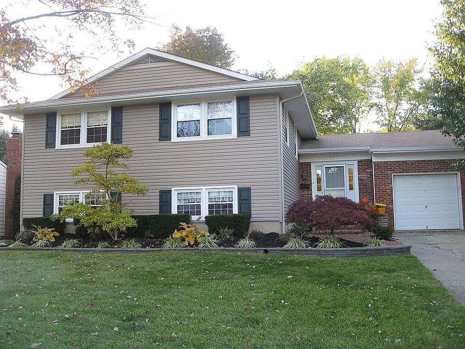 Front of house - new siding, capping-all done in 2007