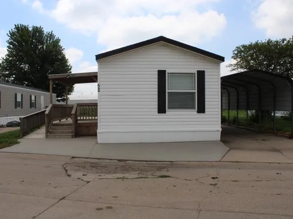 52 Kingston Dr, Hastings, NE 68901