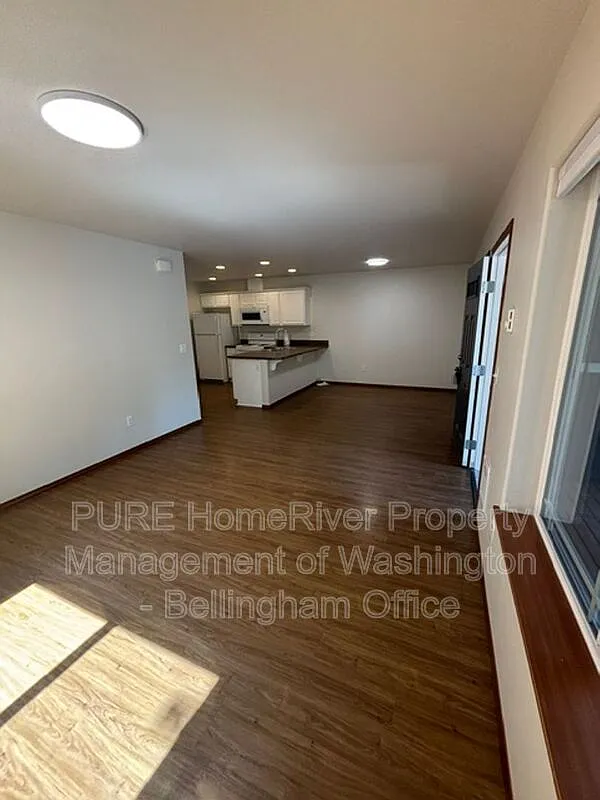 3 bed, 2.0 bath, 1080 sqft, $2,295 — Photo 4